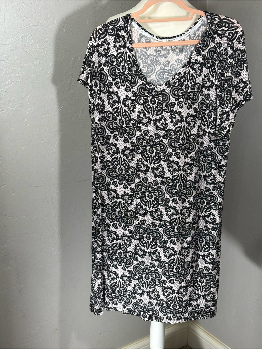 Daisy Fuentes Black and White Floral Print Short Sleeve Top